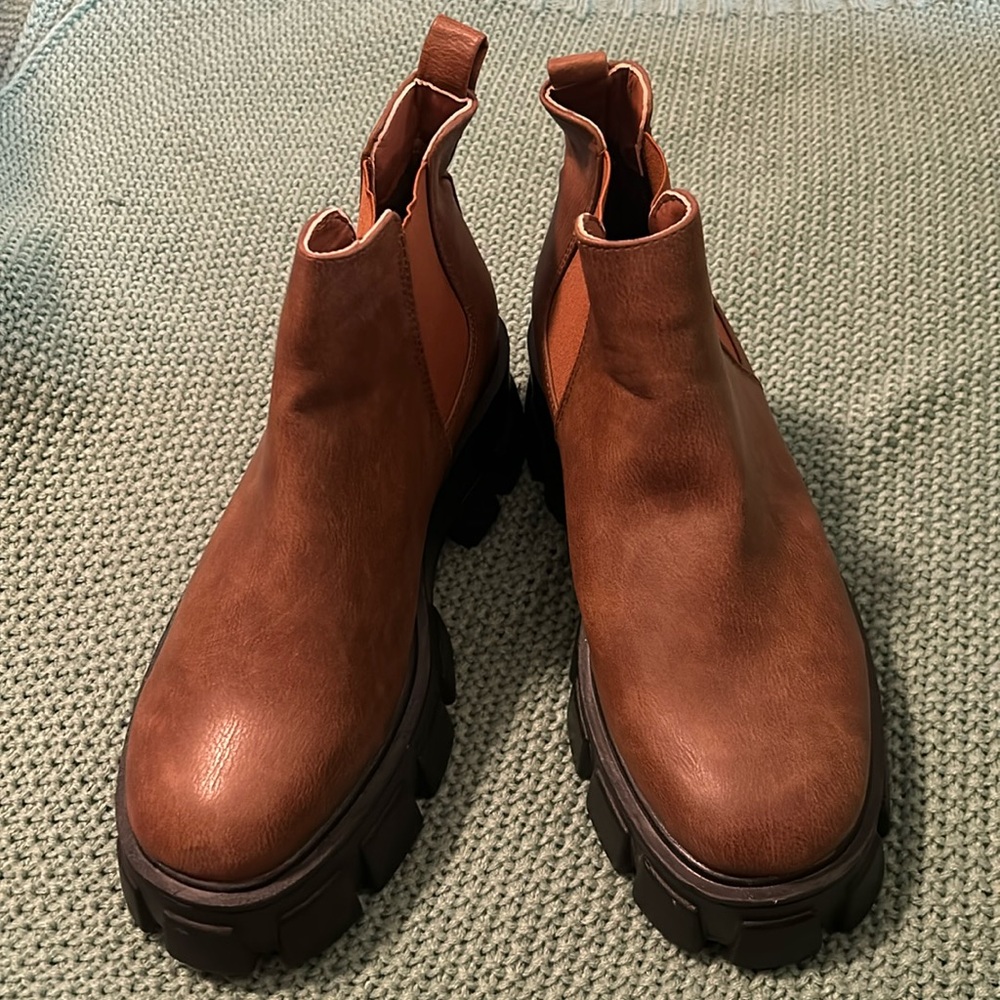 Brown women’s boots, size 9